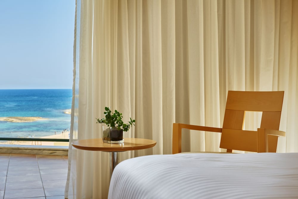 Sirens Beach Hotel 32/77