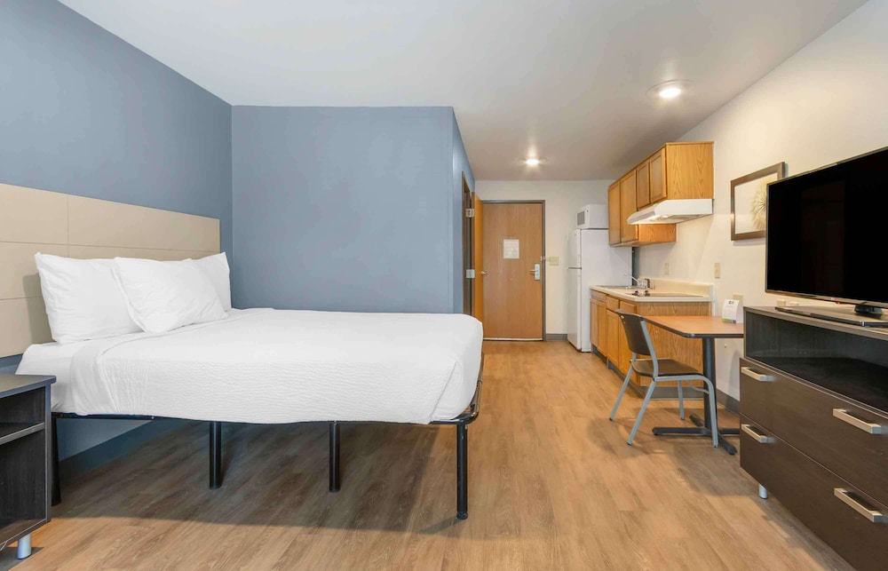 Studio, Queen Bed
