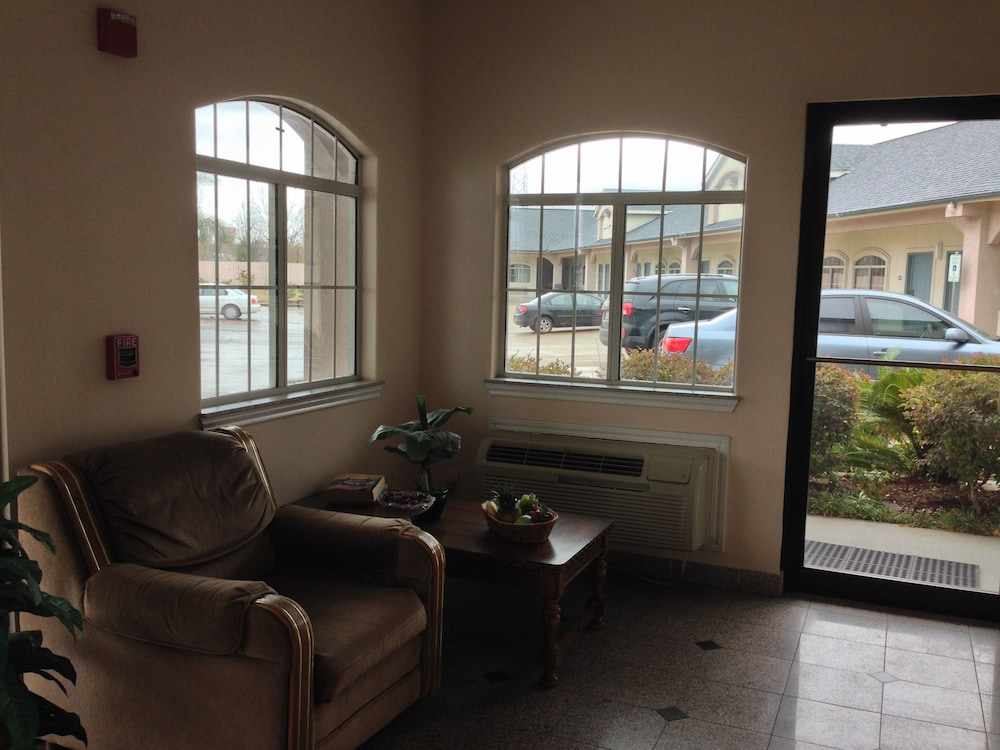Camelot Inn &amp; Suites Highway 290/NW Freeway 28/36