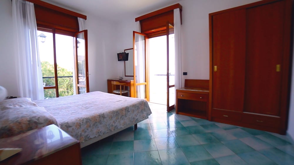 ROOM, QUADRUPLE