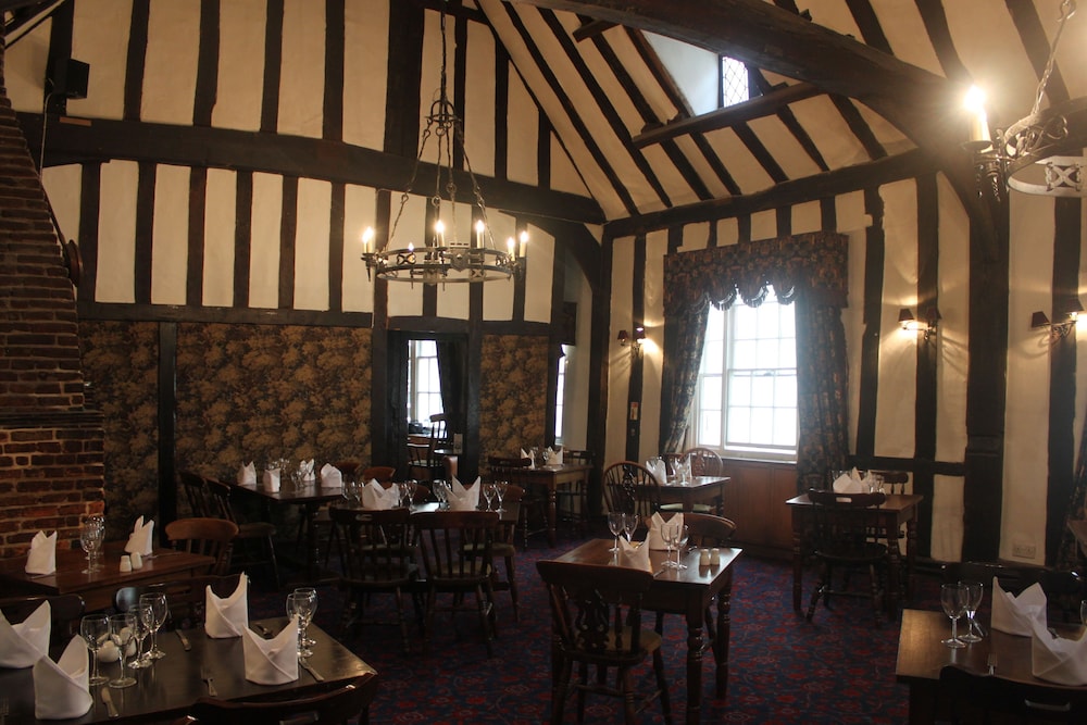 Brook Red Lion Hotel 45/49