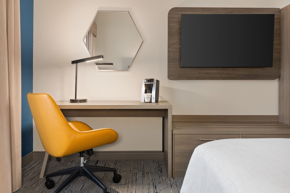 Holiday Inn Express Hotel And Suites Greenville Downtown 72/82