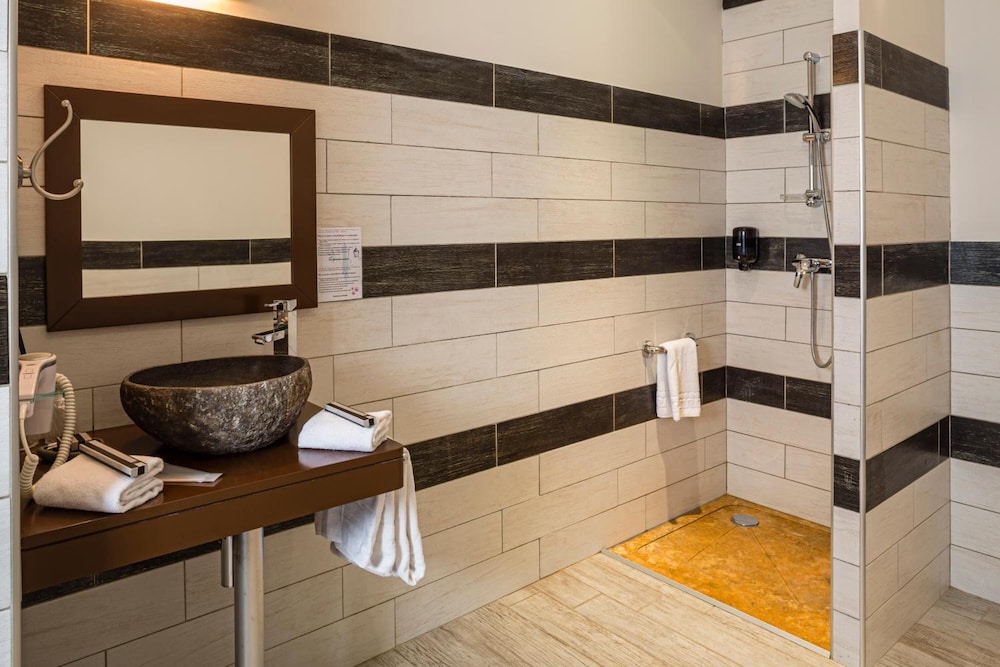 INTER HOTEL LE YA'TIS 48/48