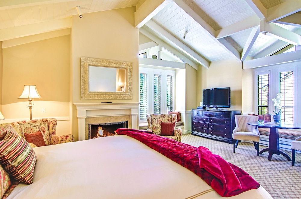 DELUXE, SUITE, KING BED, JETTED TUB