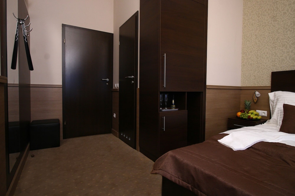 Central Hotel 21 17/54