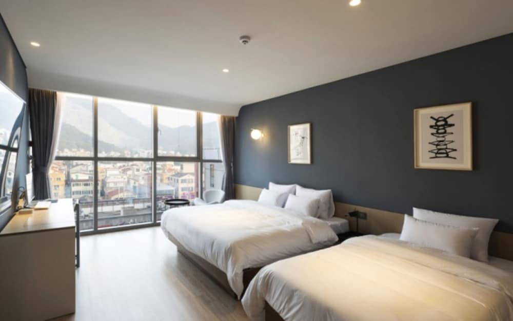 DELUXE, TWIN BEDS
