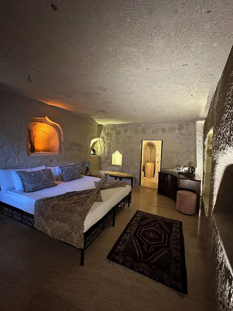 CAVE, DELUXE