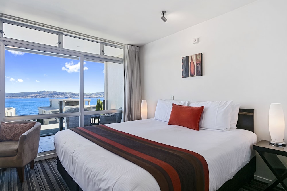 LUXURY, STUDIO, KING BED, LAKE VIEW