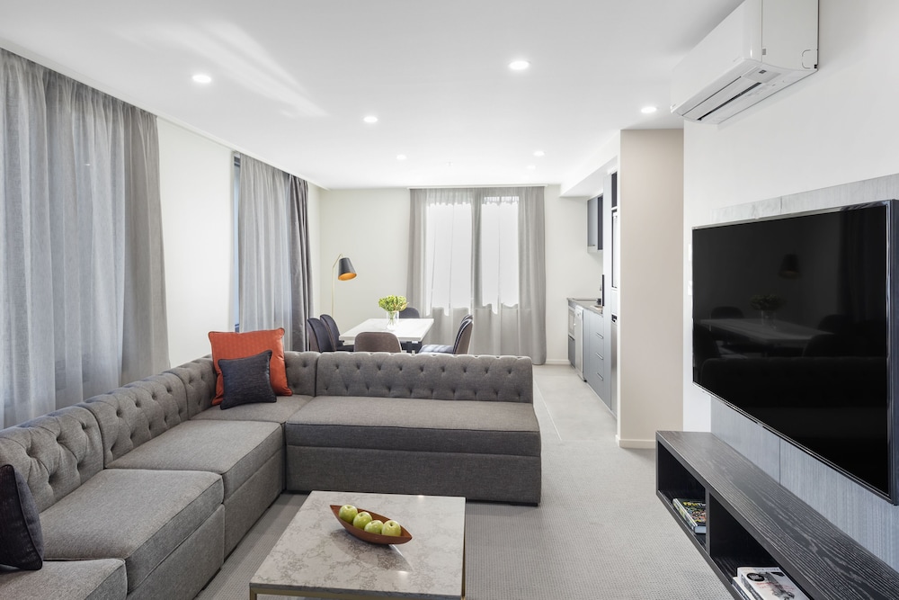 Deco Hotel Canberra 13/28