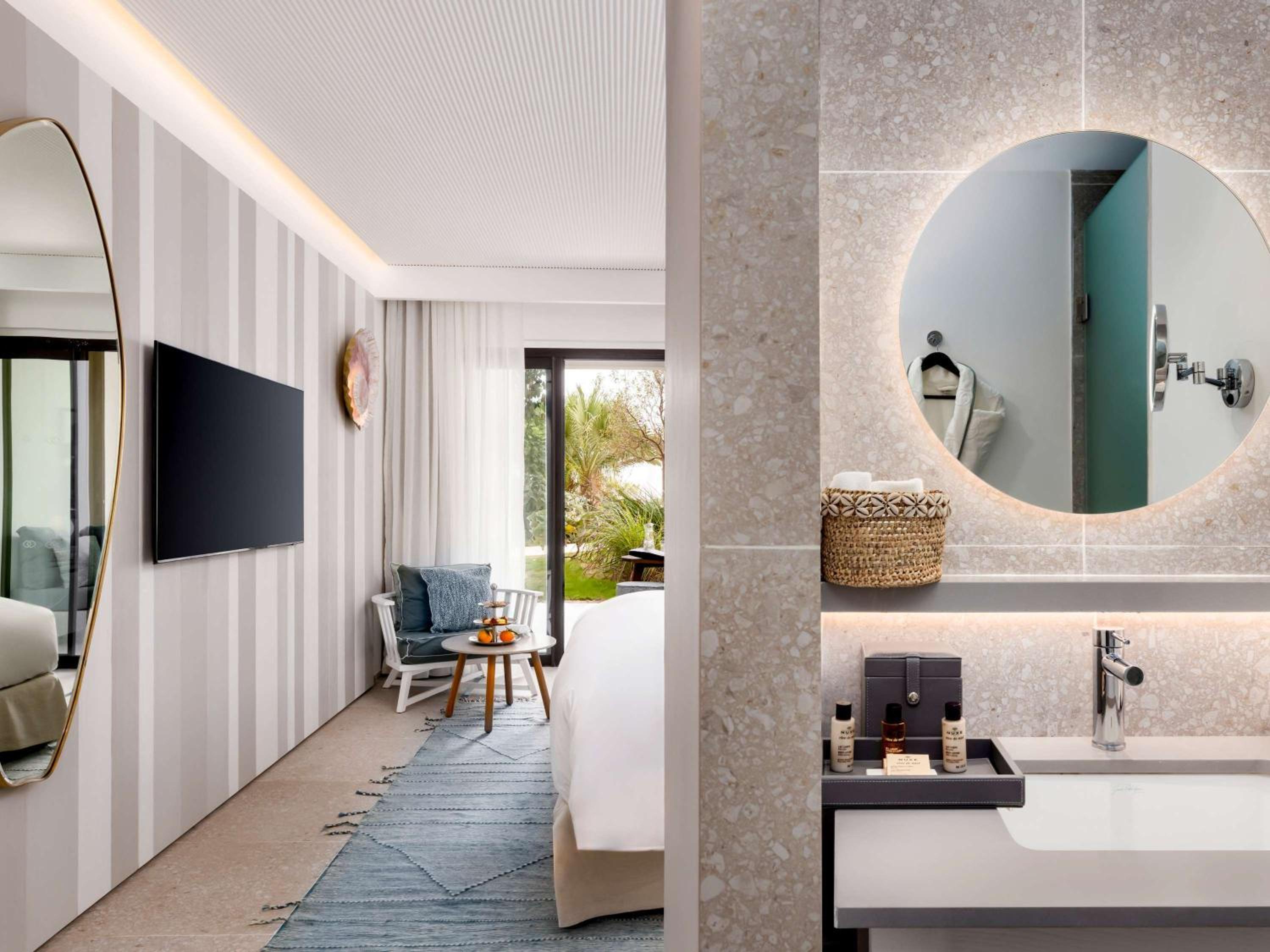 غرفة فاخرة بسرير كينج وسرير كوين بإطلالة على الحديقة، SOFITEL AGADIR THALASSA SEA AND SPA 9/10