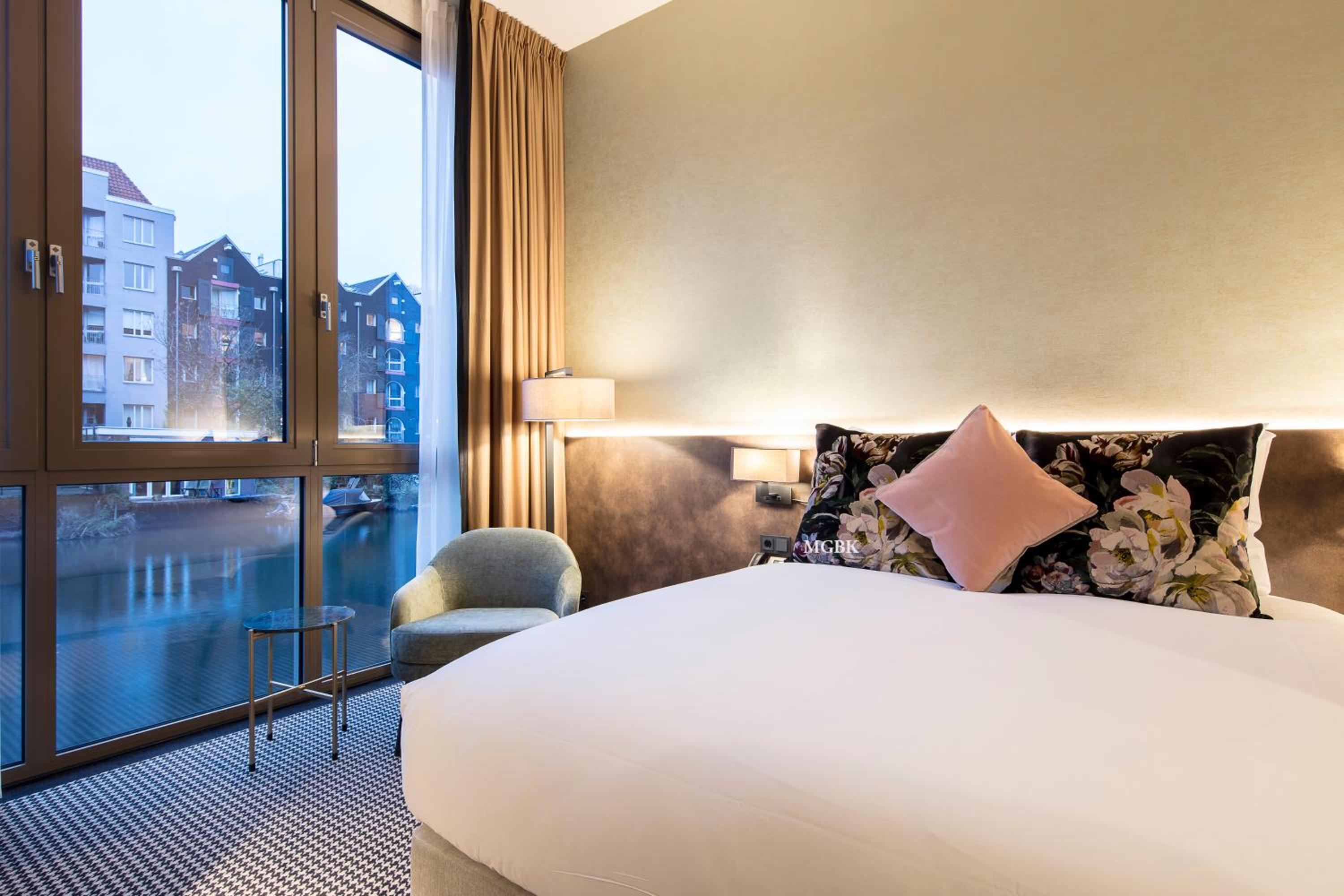 غرفة ثلاثية بسرير فردي بإطلالة على القناة، Monet Garden Hotel Amsterdam 2/2