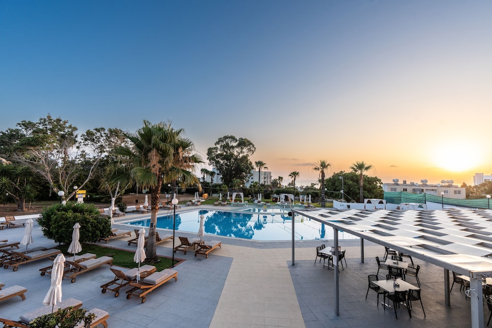 Adelais Bay Hotel 46/50
