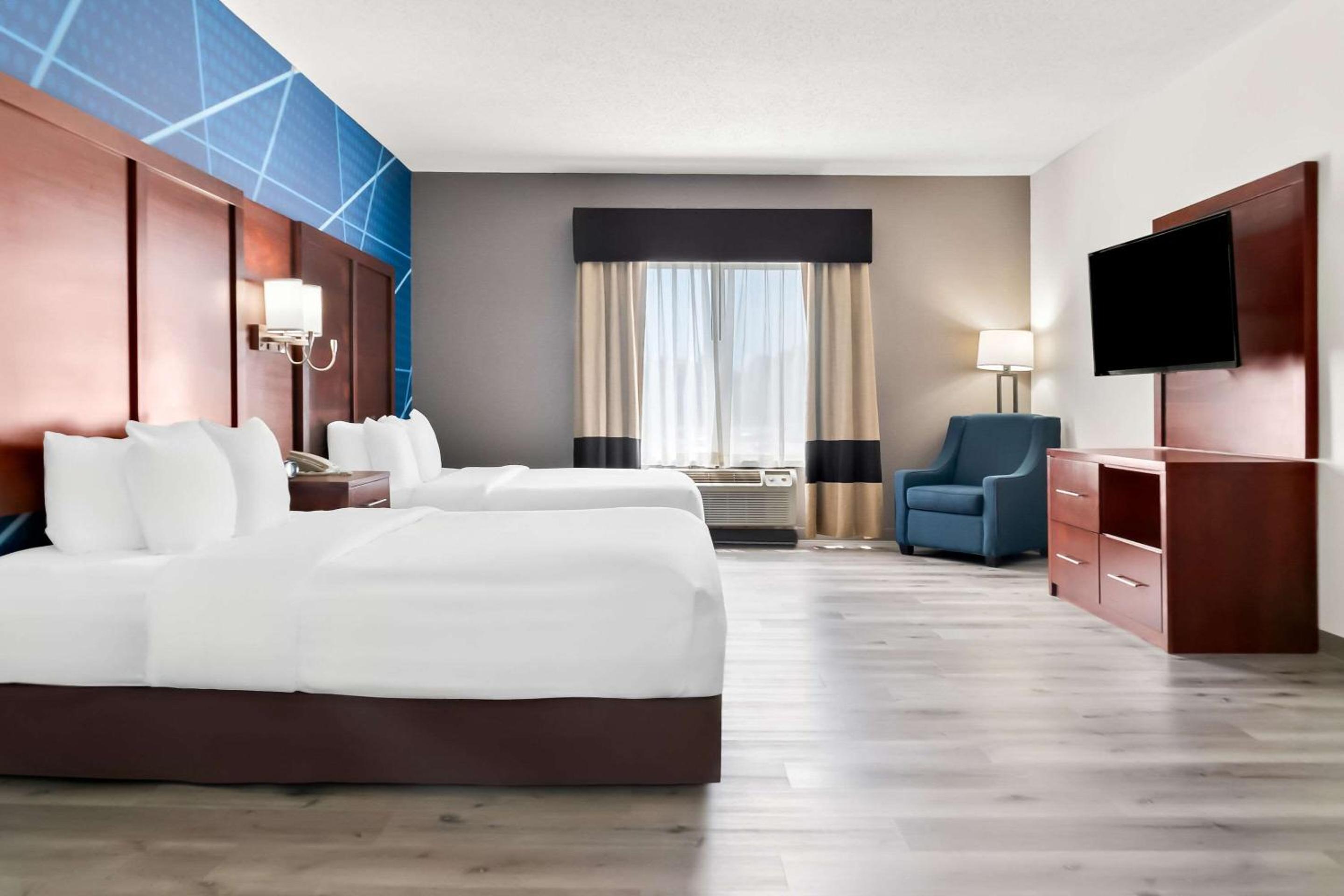 Suite, Queen Bed, Accessible