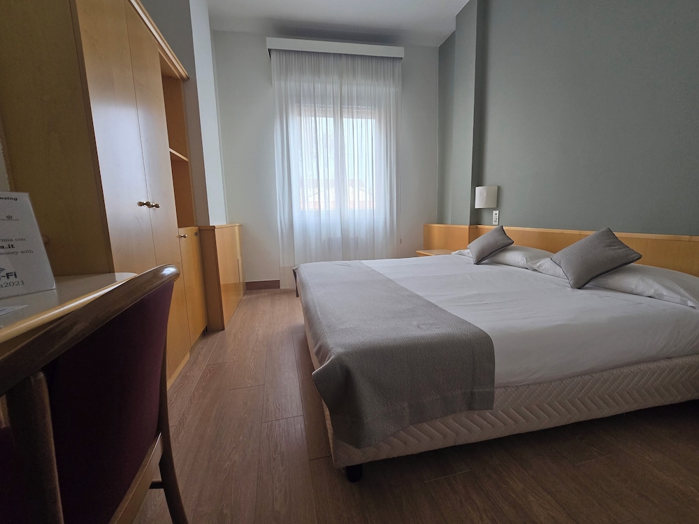 Sant Ambroeus Hotel 10/57