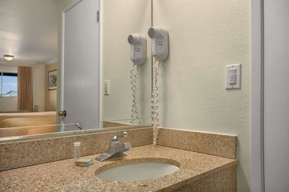 Red Lion Inn & Suites Lemoore 9/18