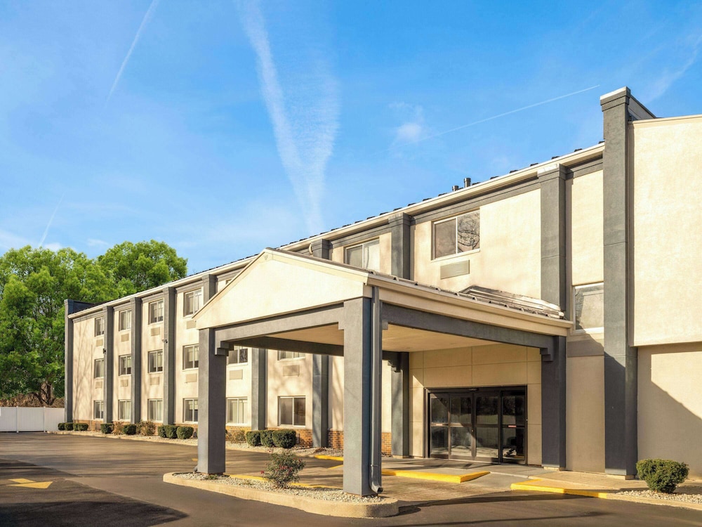 AmericInn by Wyndham Woodstock IL 1/50