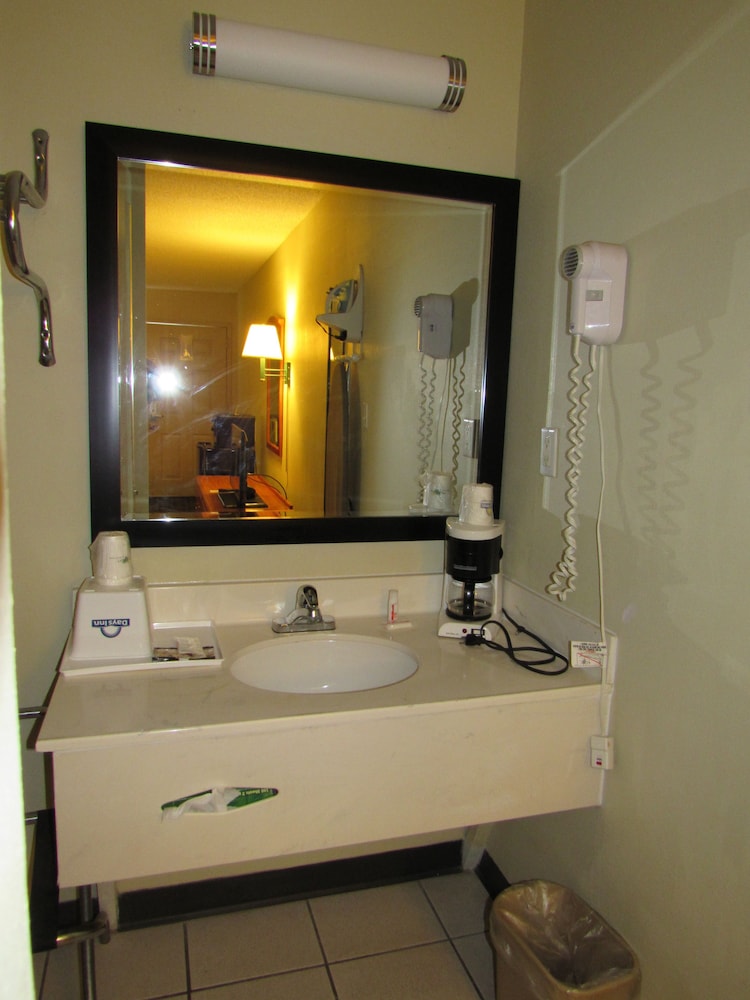 Economy Inn by OYO Ashburn I-75 49/54