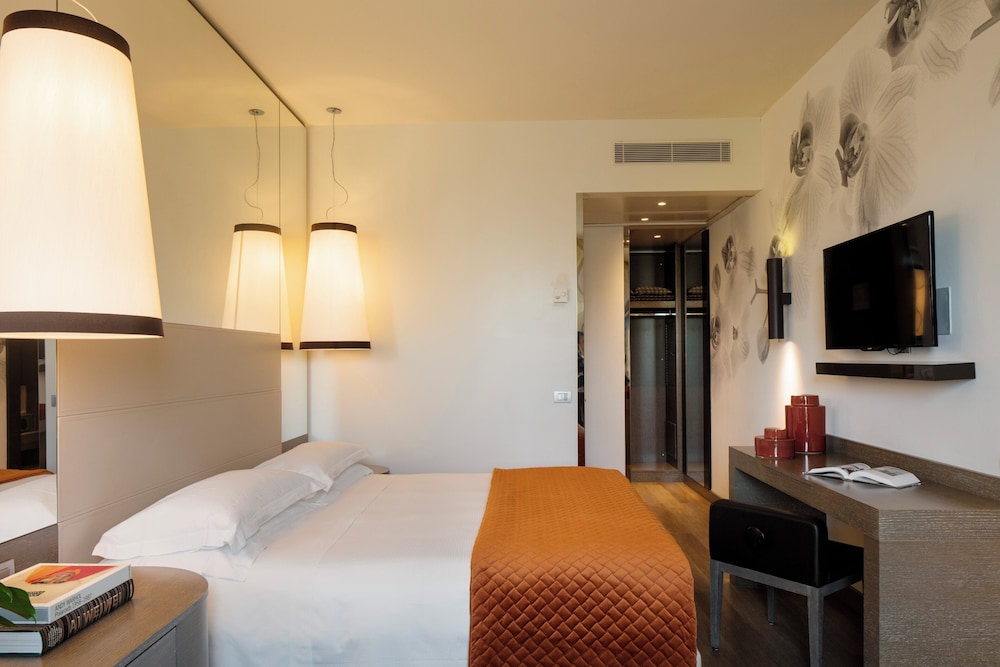 DELUXE, DOUBLE OR TWIN BED