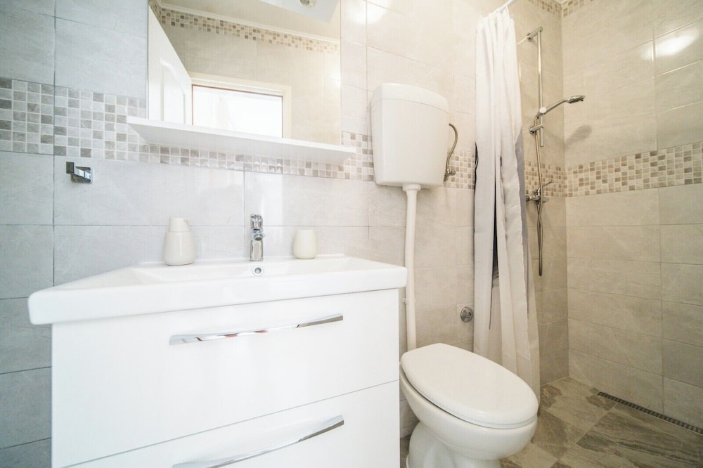 M & J Central Suites 39/50
