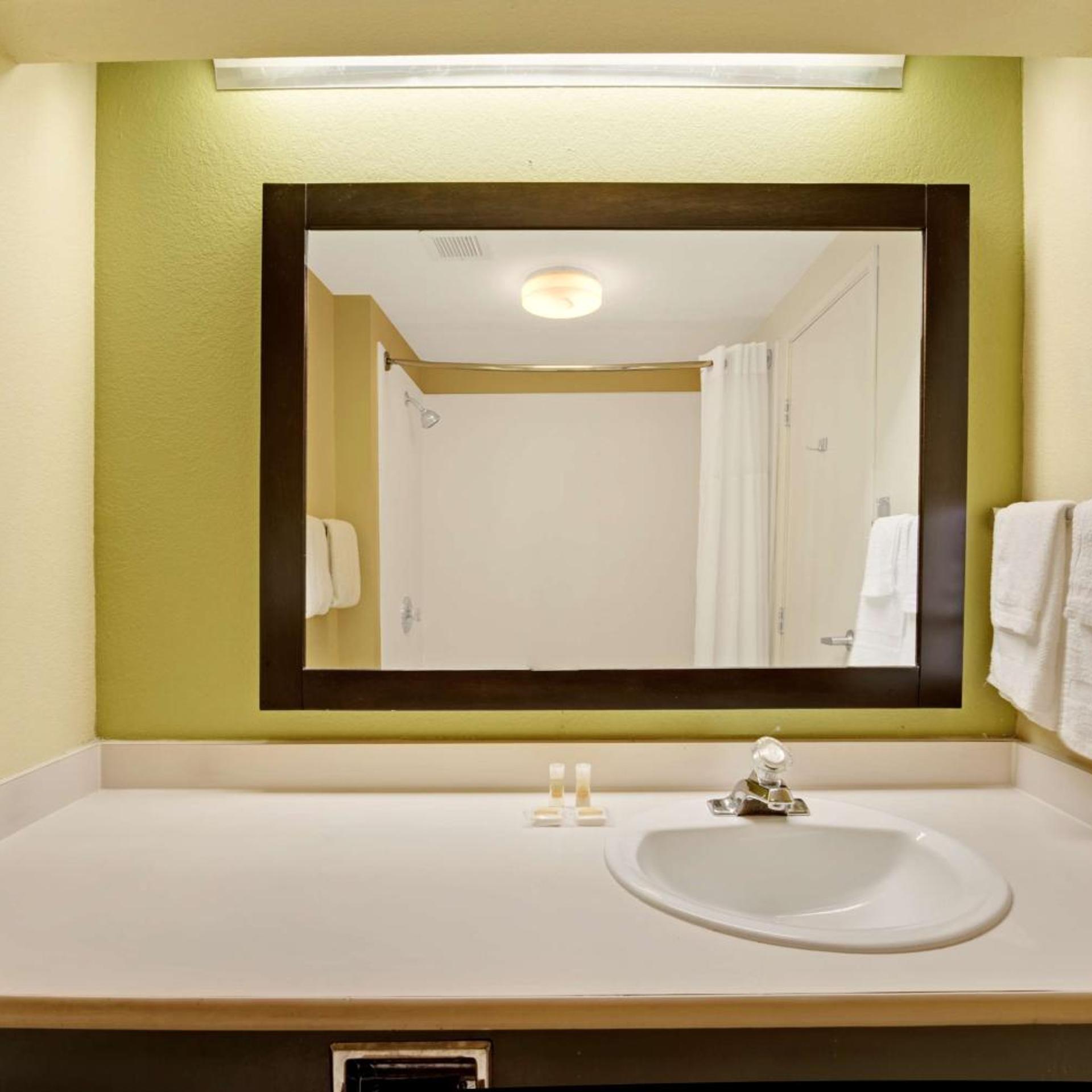 غرفة بسرير كينج بحوض استحمام لذوي الإعاقة، Days Inn & Suites by Wyndham DeSoto 7/10