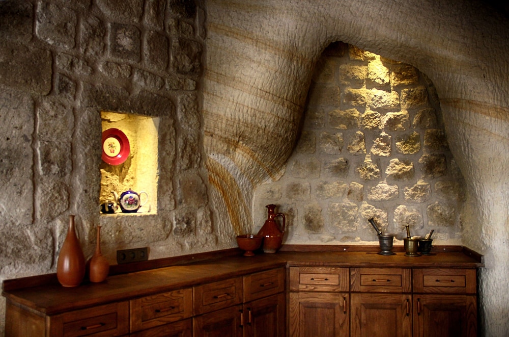 1811 Cave Hotel 1/50