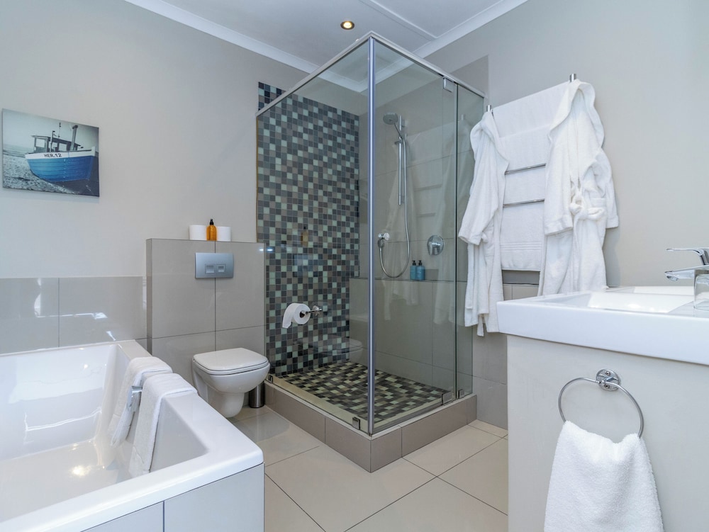 Whale Rock Luxury Lodge 64/65