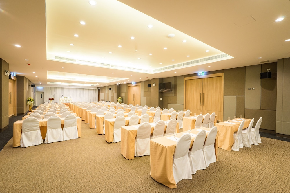 Beyond Suite Hotel 66/73
