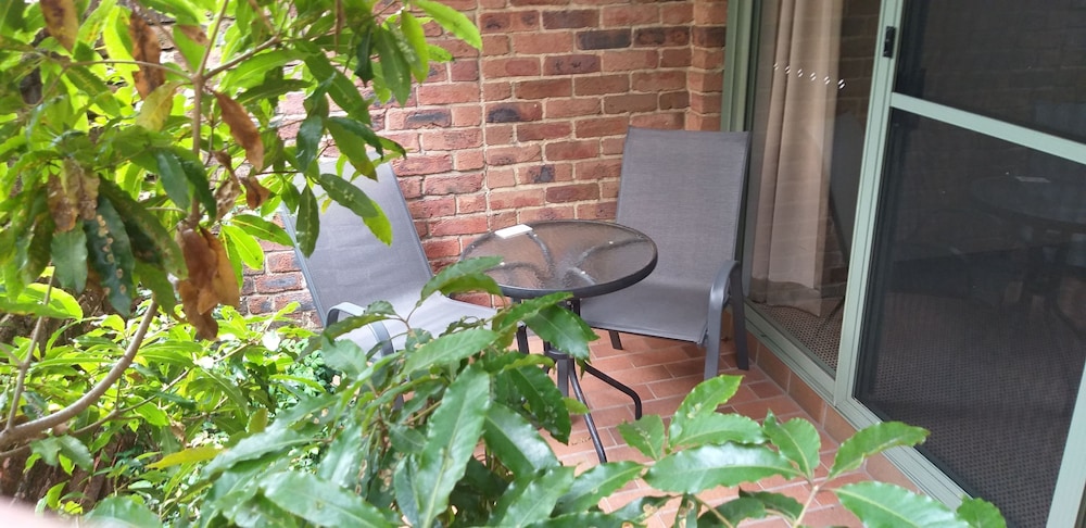Belmore All-Suite Hotel 50/54