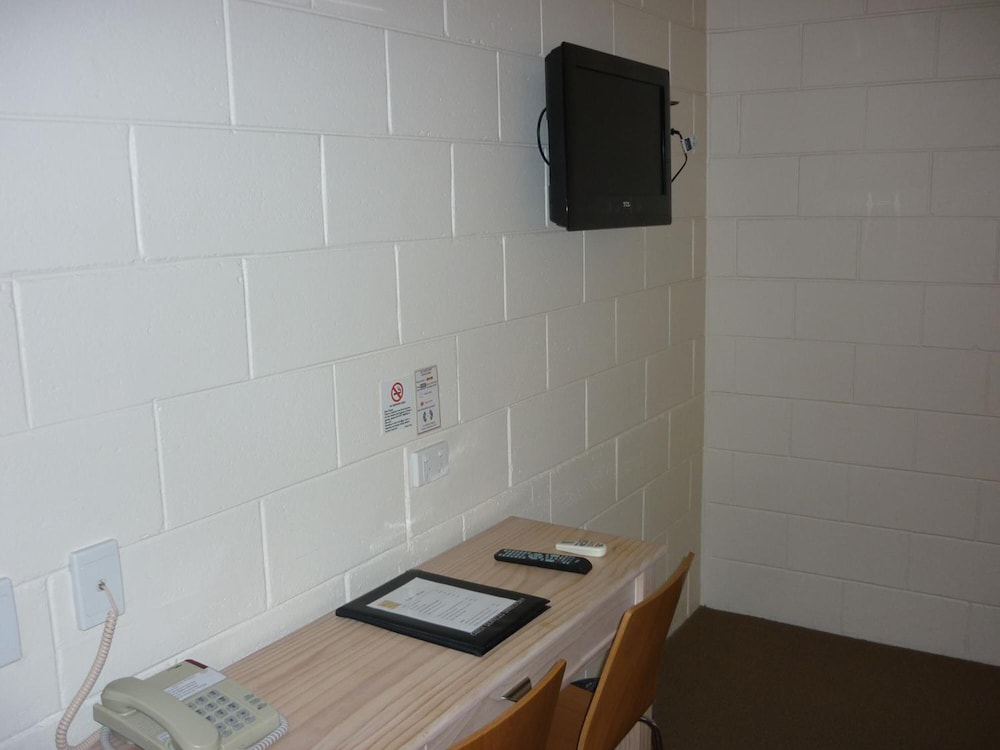 NAMBOUR LODGE MOTEL 35/37