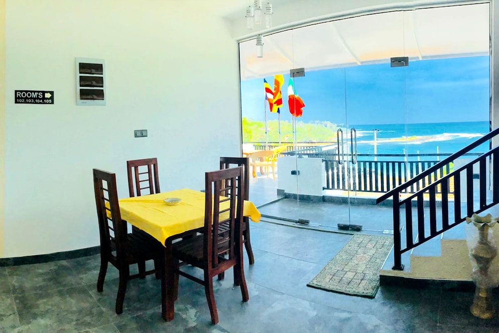 Queens Beach Hotel 36/50