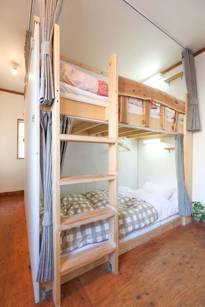 MIXED DORM, 8 PEOPLE, 2 BEDS