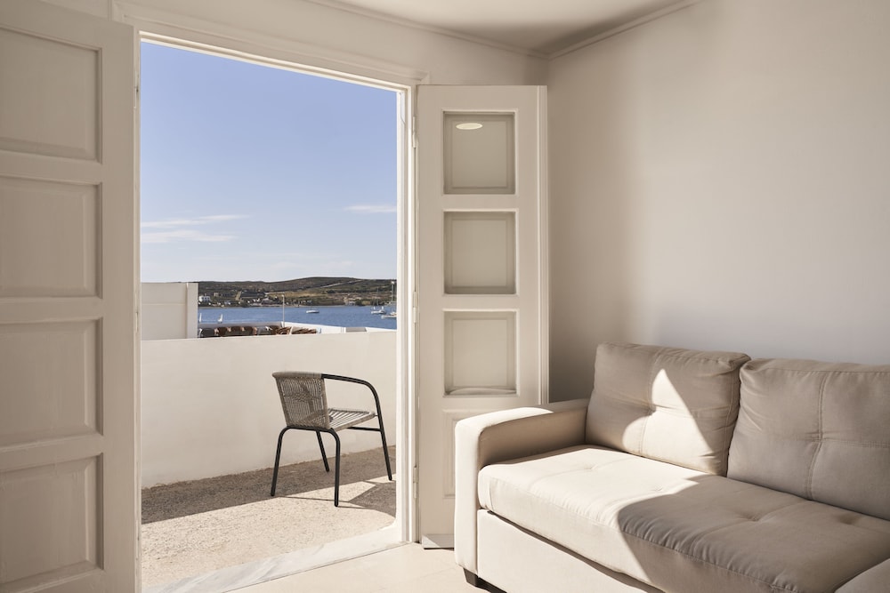 Polos Hotel Paros 63/90