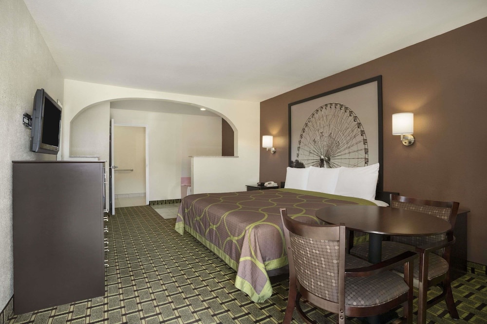 Super 8 by Wyndham Grand Prairie Southwest 15/24