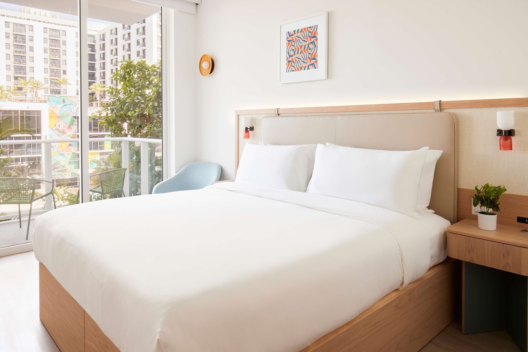ROOM, KING BED, BALCONY