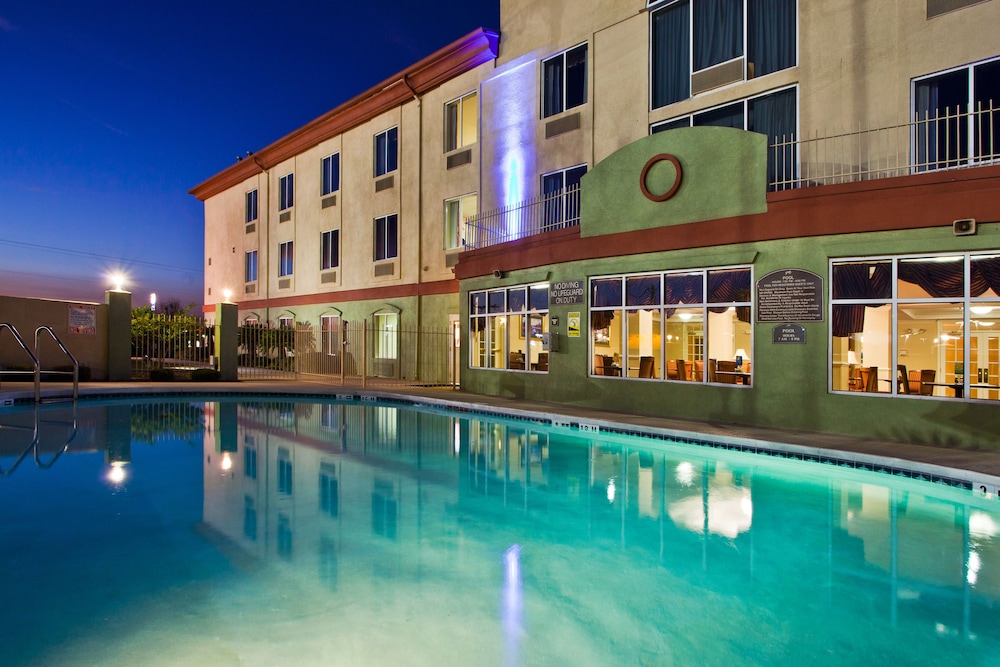 Holiday Inn Express Hotel Suites Live Oak 3/71