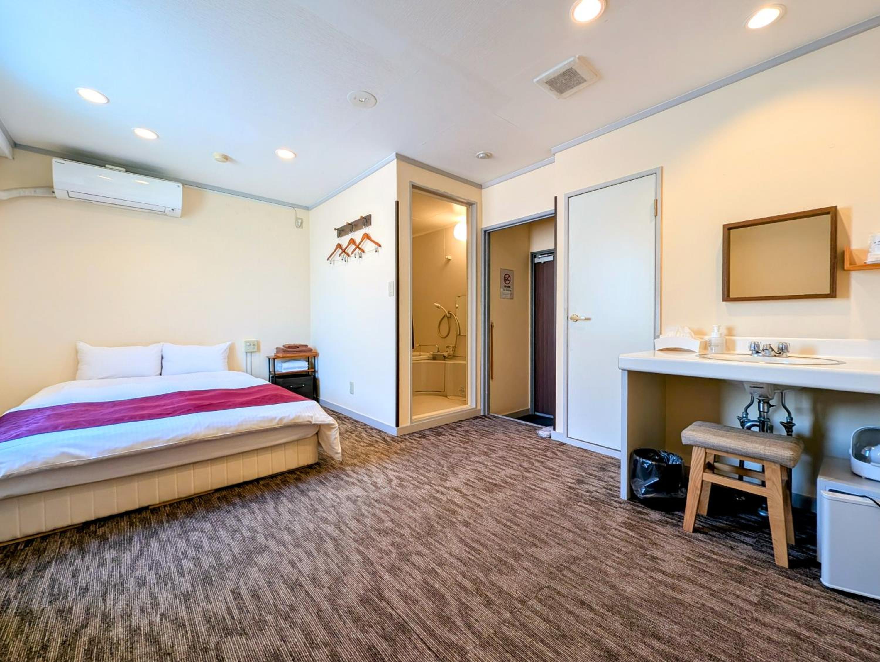 ROOM, DOUBLE BED