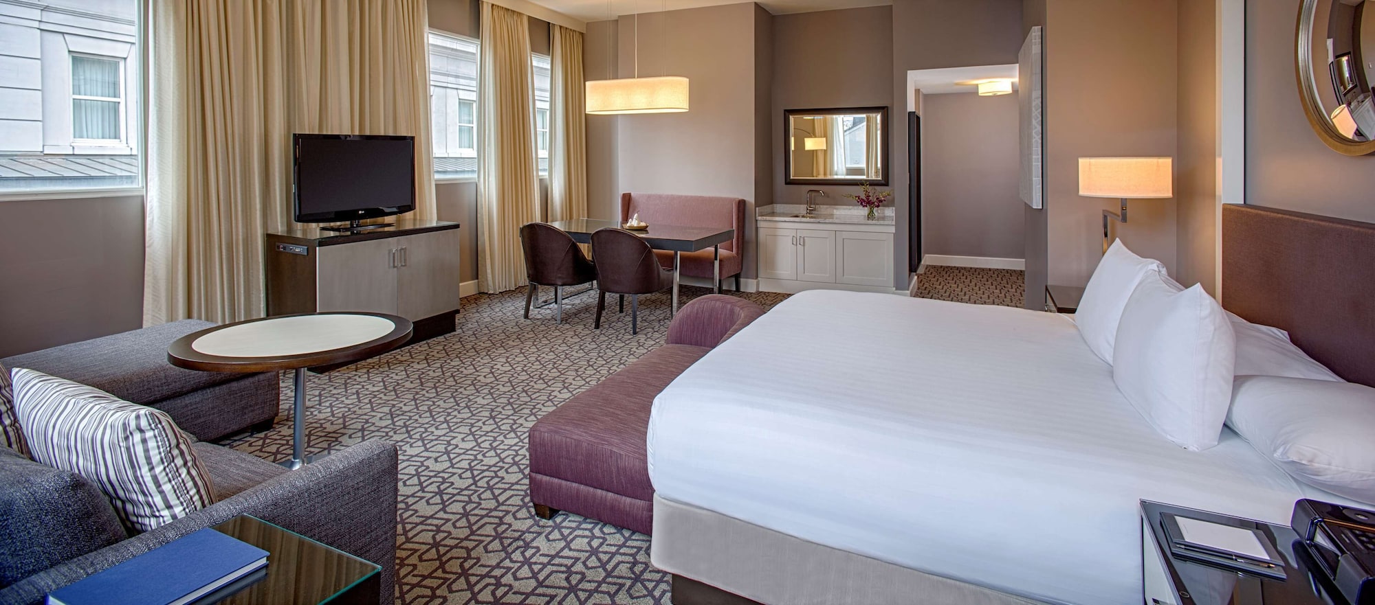 Petite, Suite, King Bed