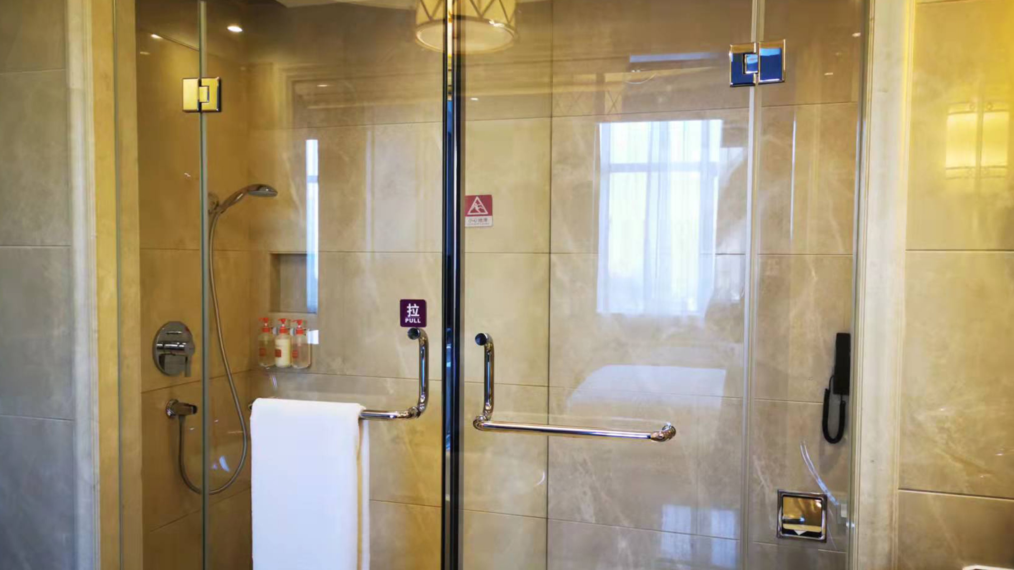 CROWNE PLAZA ZHENGZHOU 79/80