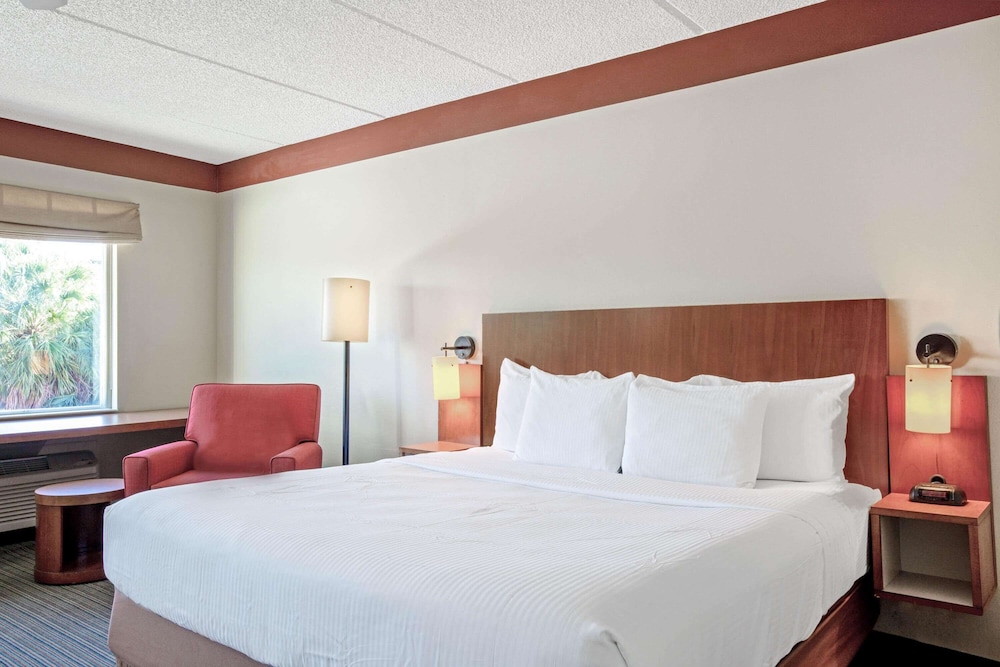 La Quinta Inn and Suites by Wyndham Miami Cutler Bay 14/45