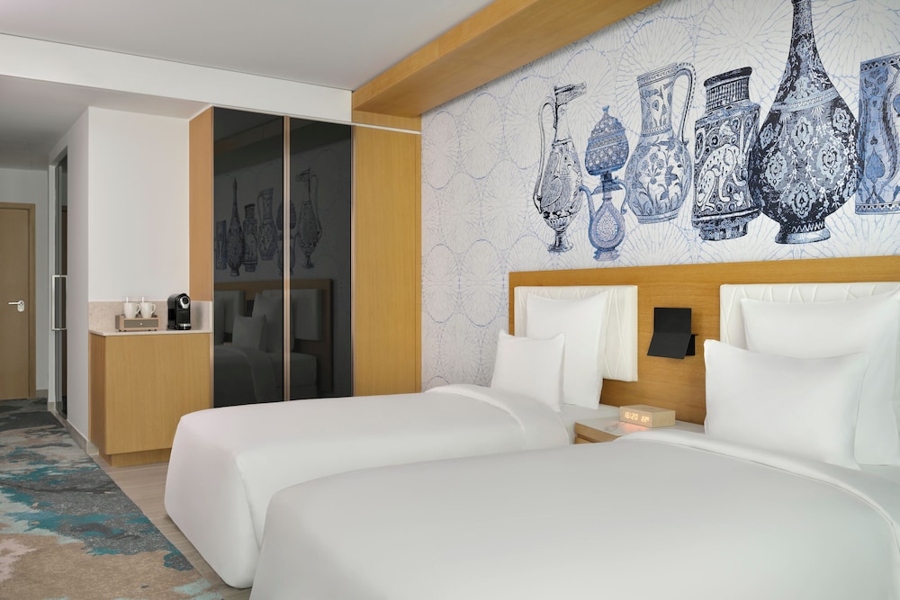 EXECUTIVE, TWIN BEDS, LOUNGE ACCESS