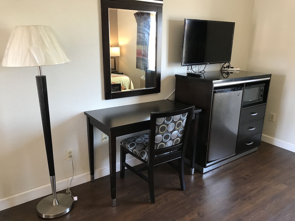 Manhattan Inn & Suites 18/24