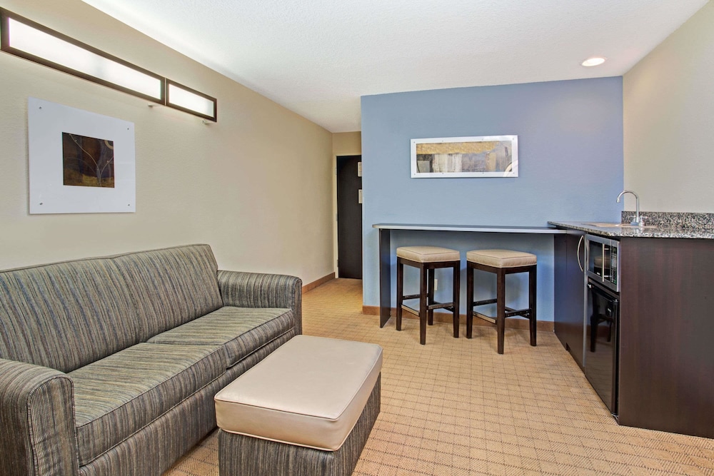 Microtel Inn and Suites by Wyndham Brooksville 31/53