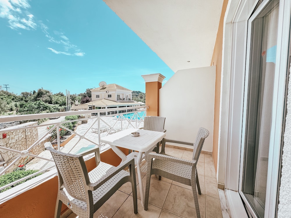 Kavos Plaza Hotel 40/50