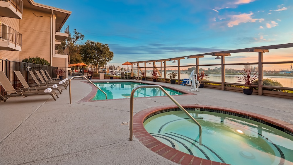 Executive Inn And Suites 27/51