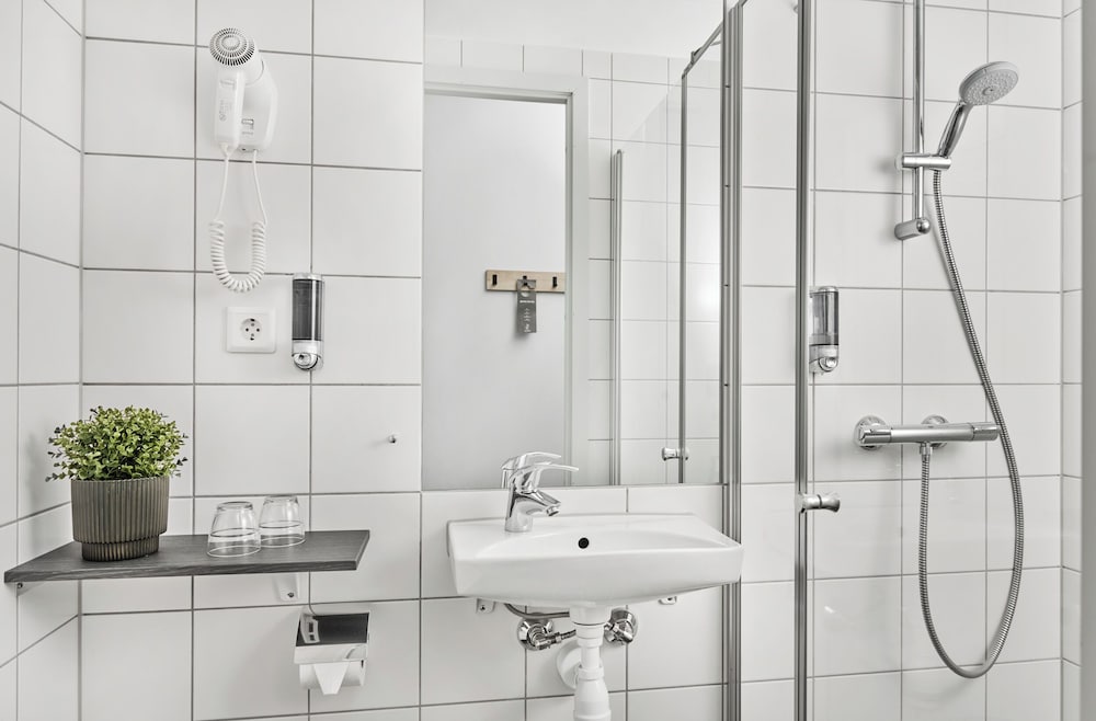 Room, Queen Bed, Harbour View, Smarthotel Hammerfest 6/6