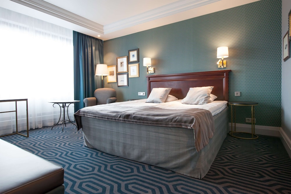 SUPERIOR, KING BED, BATHTUB