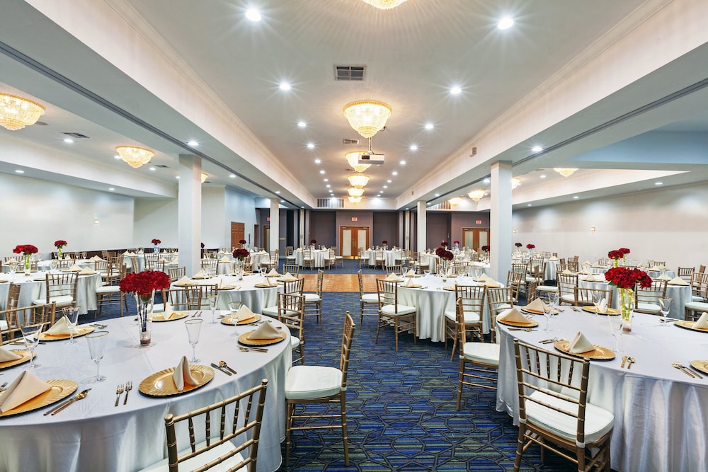 Holiday Inn Express Hotel Suites Jenks 54/72