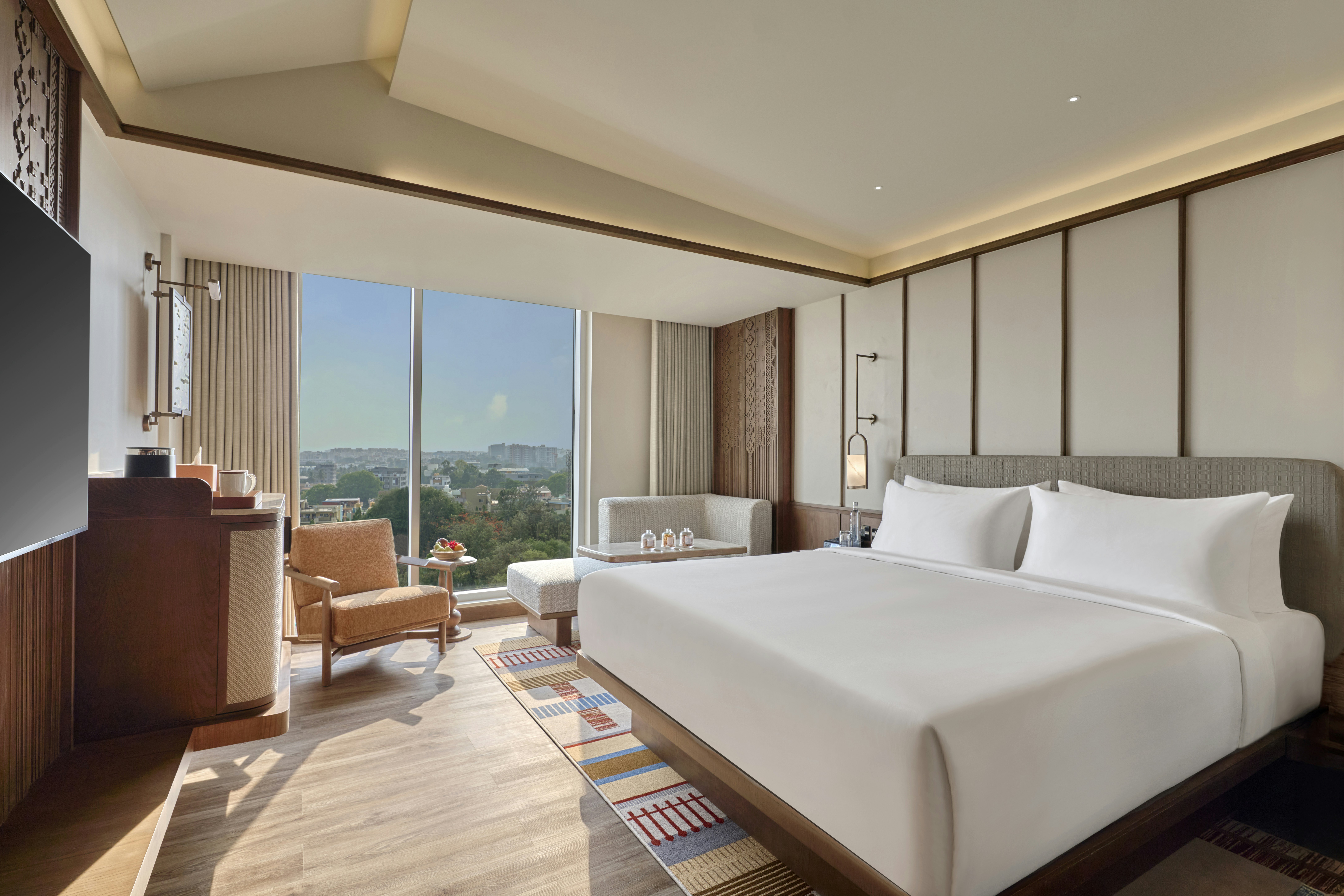 DELUXE, KING BED