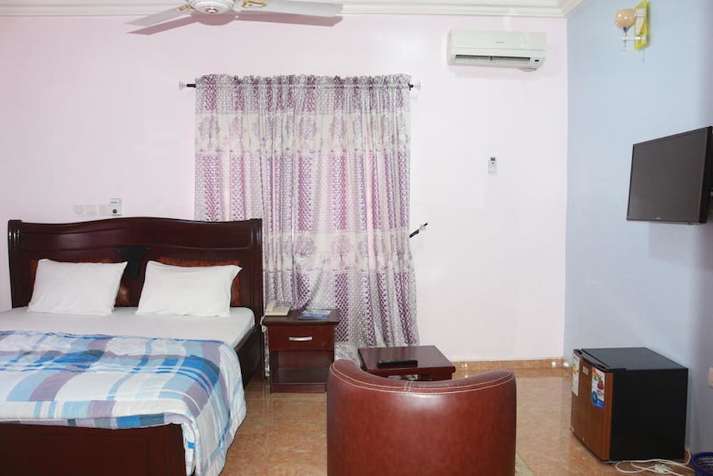 EMROSY HOTELS AND SUITES 29/50