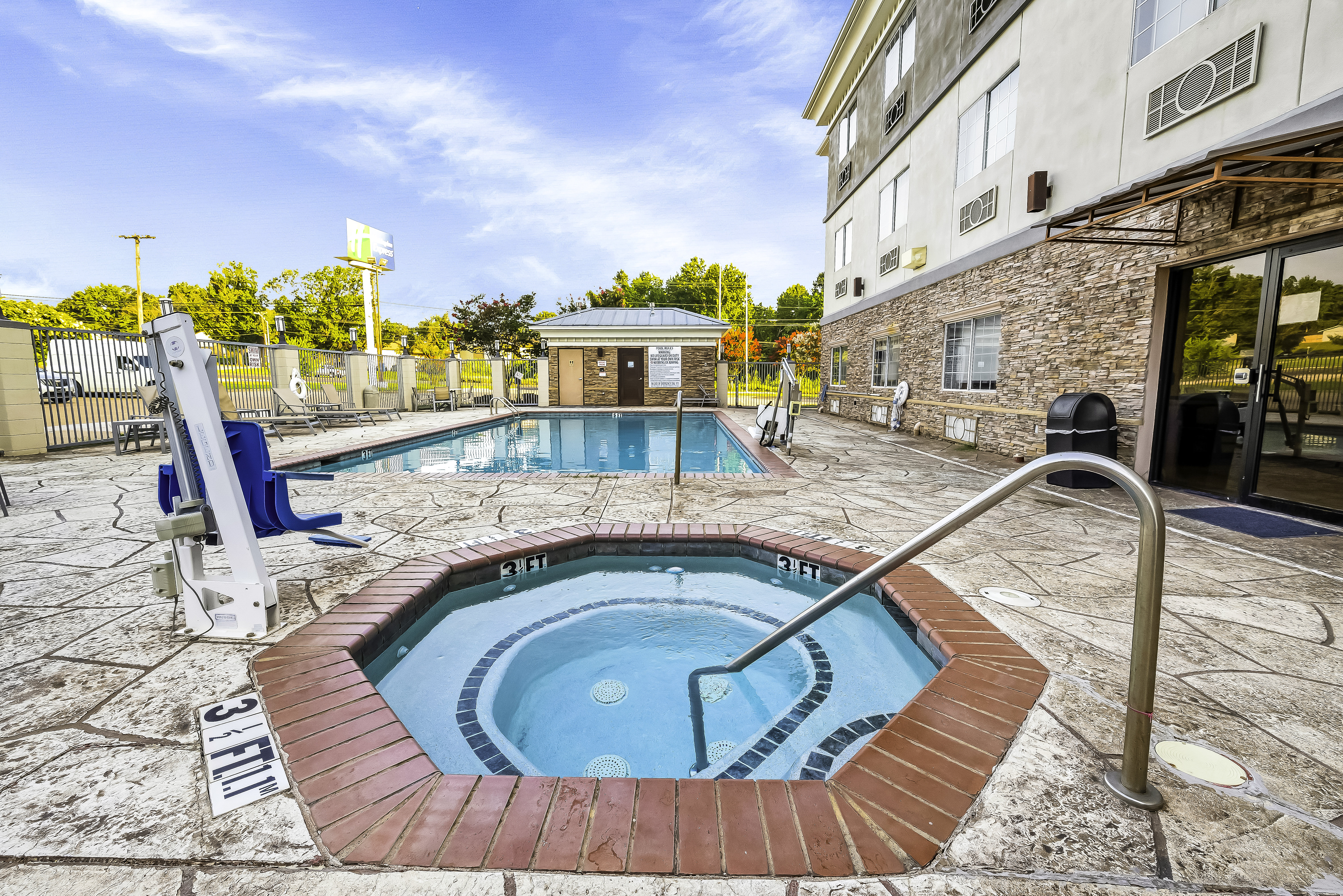 Holiday Inn Express Palestine 35/45